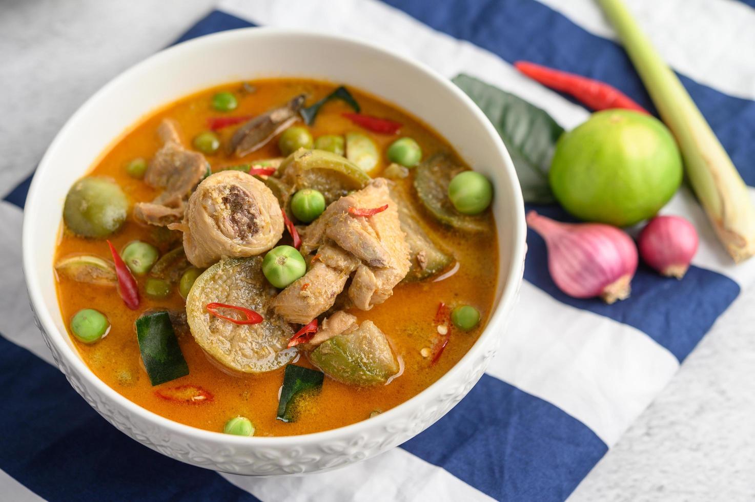 pollo piccante saltato in padella con melanzane tailandesi foto