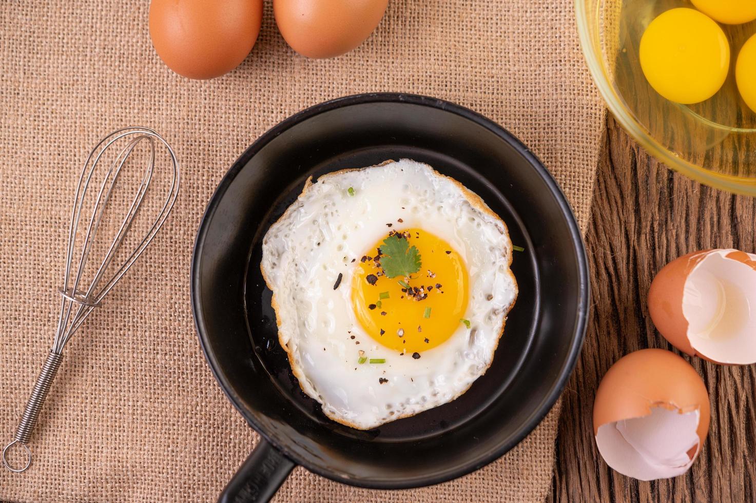 colazione con uova fritte foto