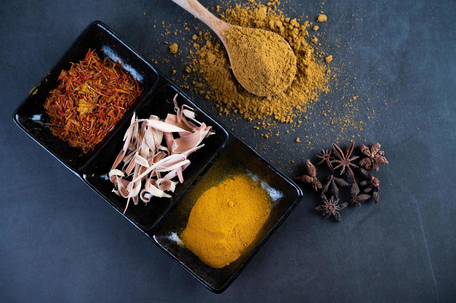 spezie su una superficie grigia della cucina foto