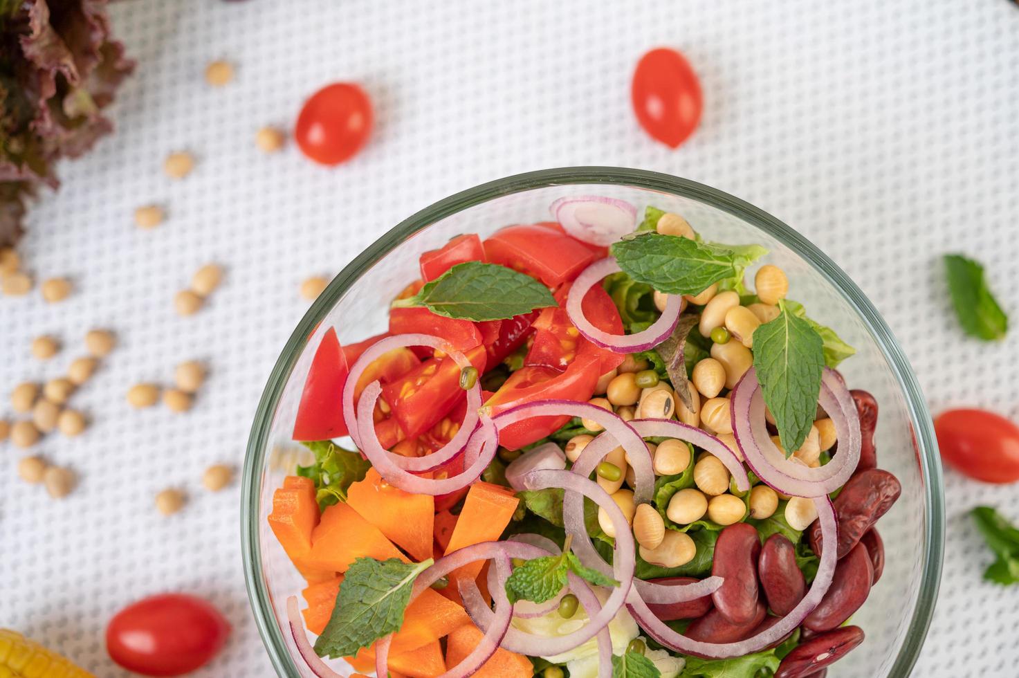 insalata di frutta e verdura fresca in una ciotola di vetro foto