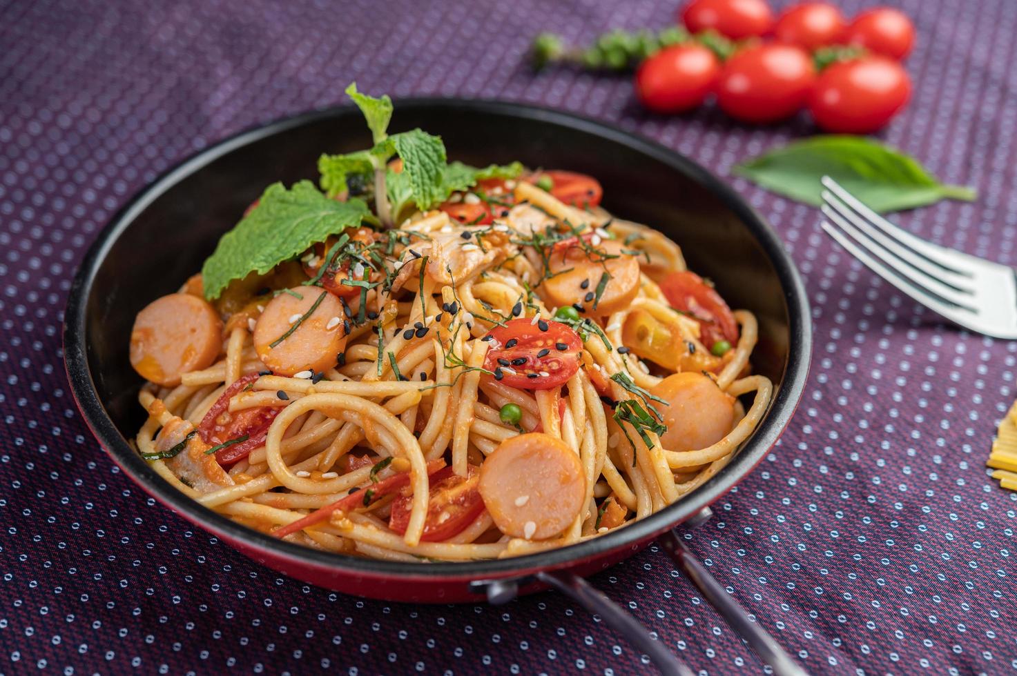 spaghetti speziati in padella foto