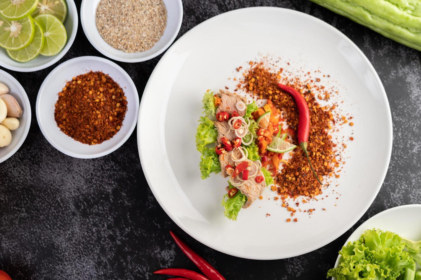 insalata di maiale piccante con galanga, limone, peperoncino e aglio foto