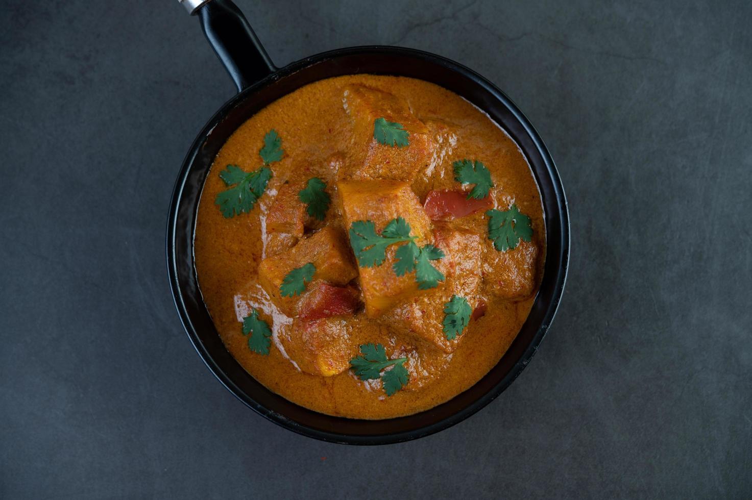 curry fresco di massaman in una padella antiaderente foto