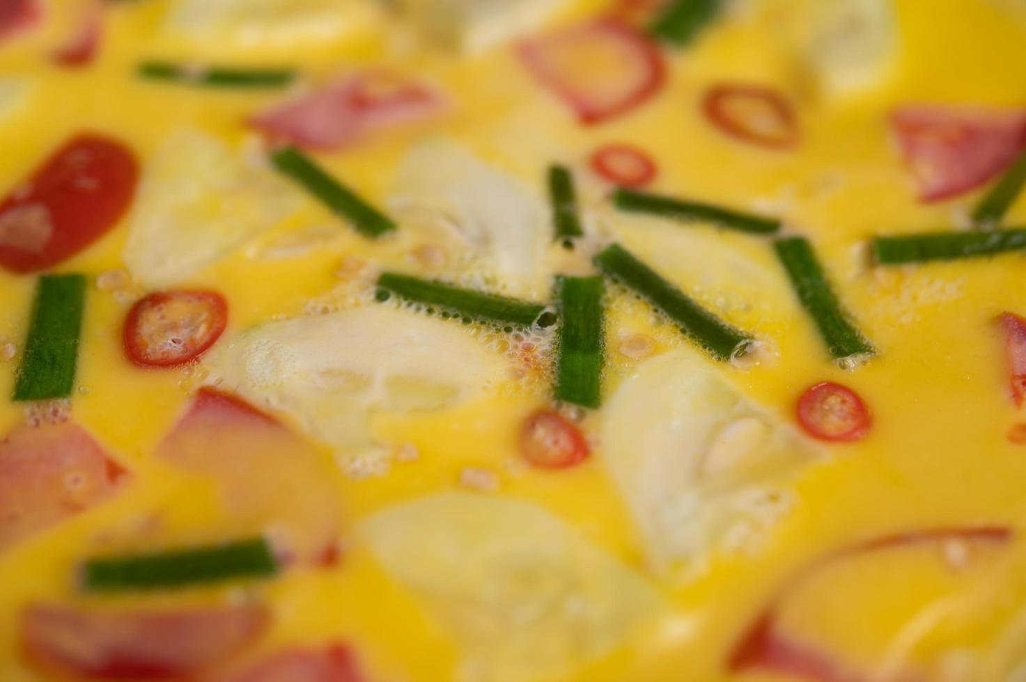 primo piano di uova al vapore con pancetta, peperoncino e cipolla verde foto