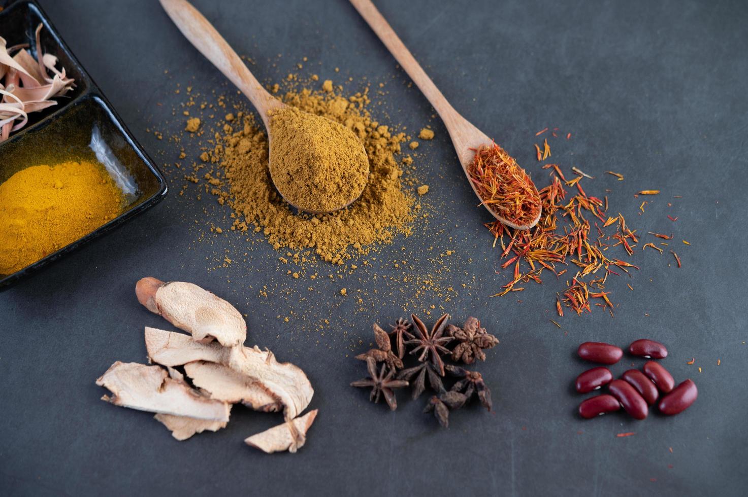 spezie su una superficie grigia della cucina foto