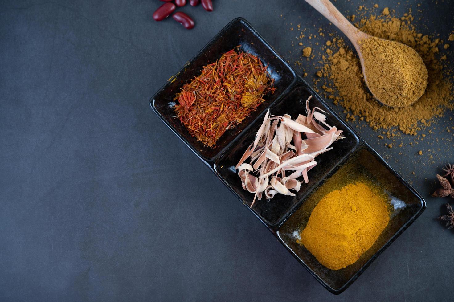 spezie su una superficie grigia della cucina foto