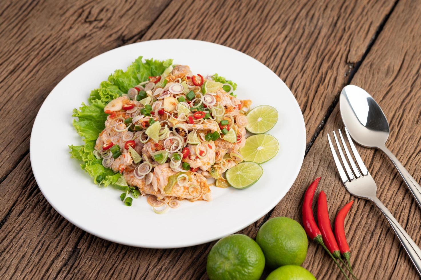 insalata di maiale piccante con galanga, limone, peperoncino e aglio foto