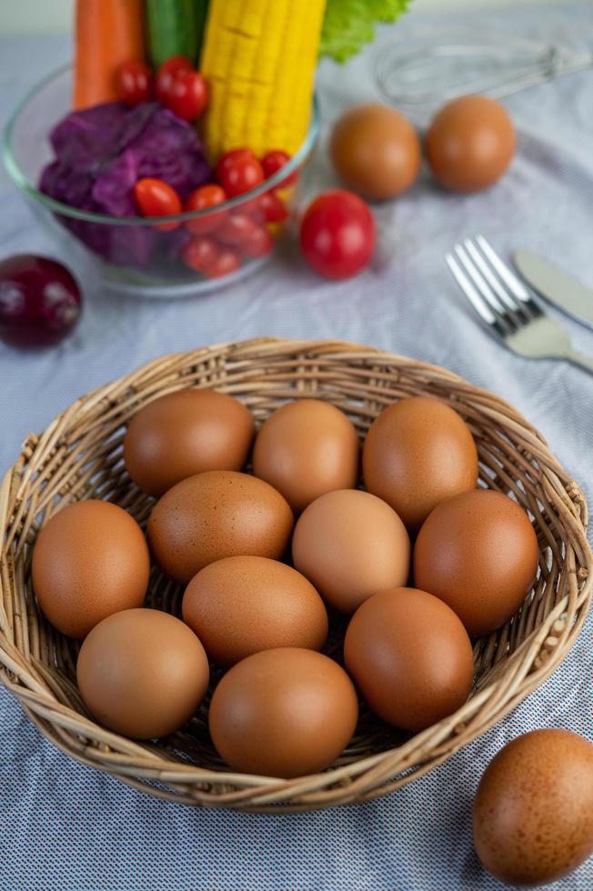 deposte le uova in un cesto di legno foto
