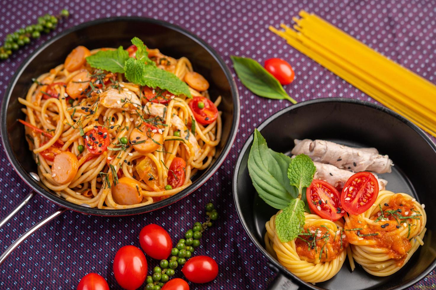 spaghetti speziati in padella foto