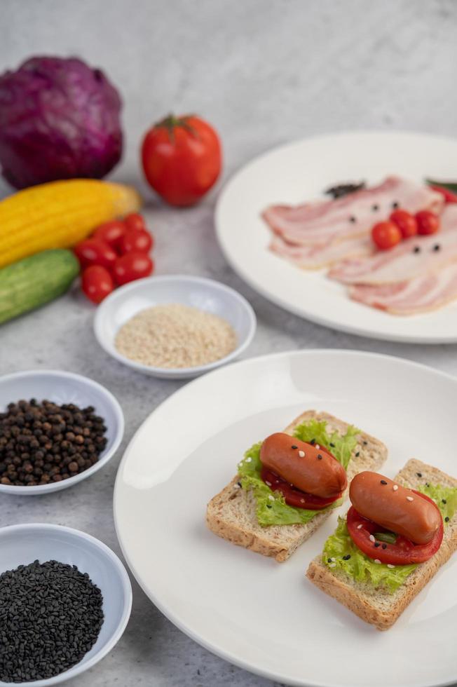 salsiccia con pomodori e insalata su pane foto