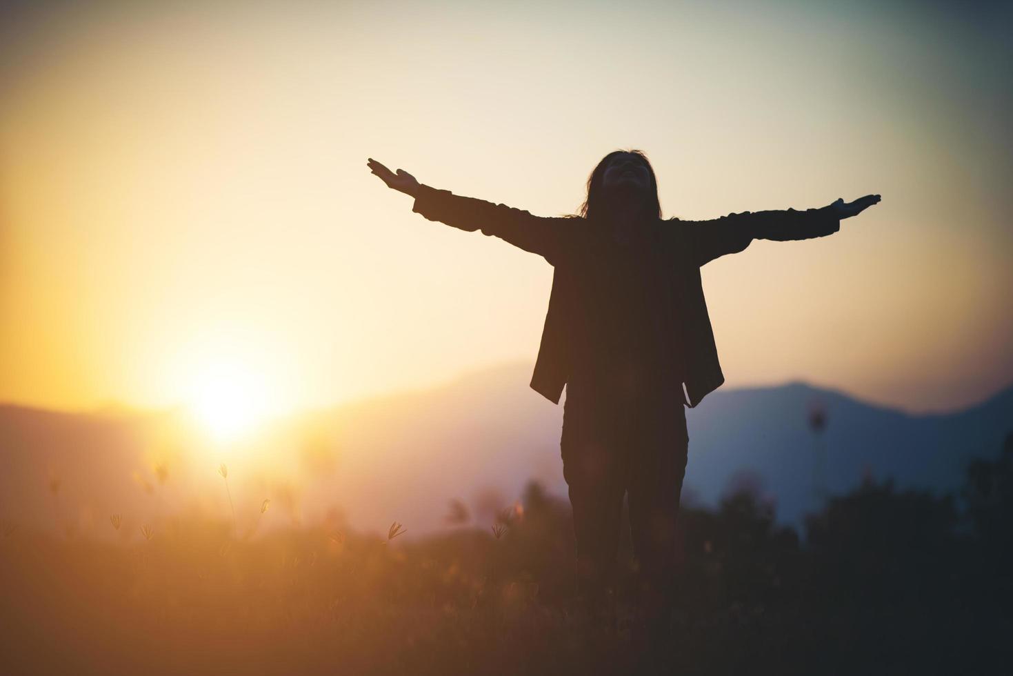 silhouette di donna su sfondo bellissimo tramonto foto