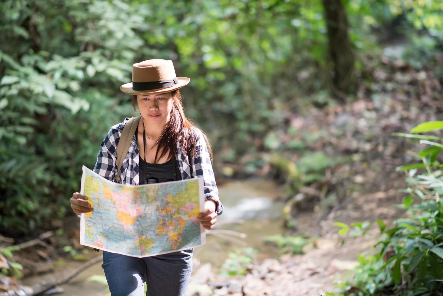 felice avventurosa giovane donna guardando la fauna selvatica con il binocolo in natura foto