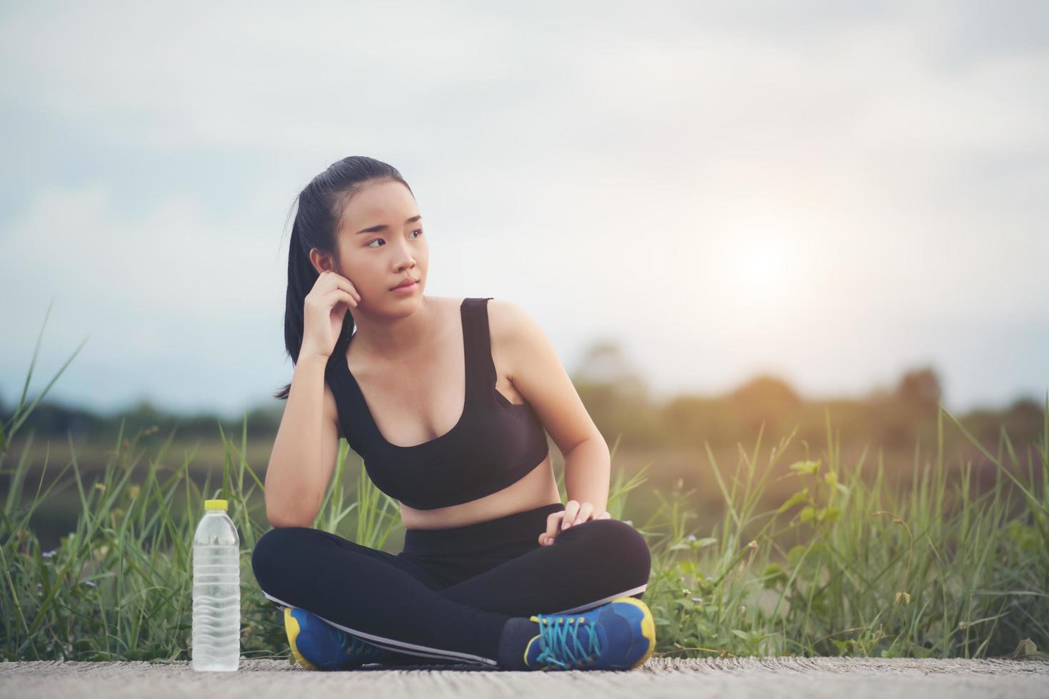 corridore adolescente fitness rilassante con acqua dopo l'allenamento foto