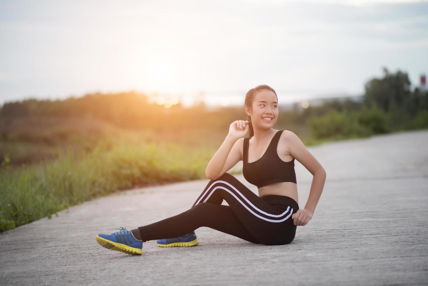 corridore adolescente fitness rilassante con acqua dopo l'allenamento foto