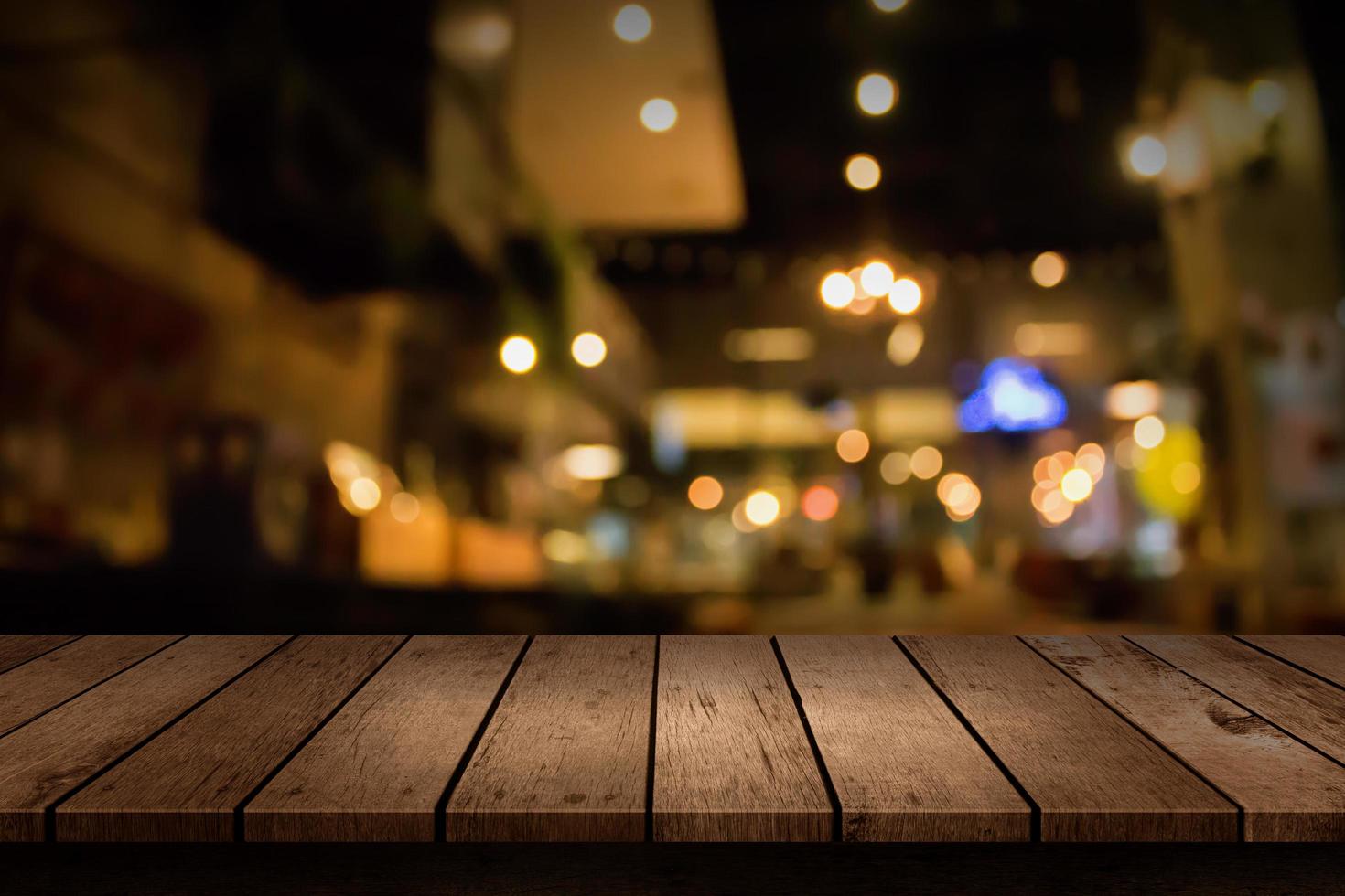 scena ristorante sfocato con tavolo vuoto foto