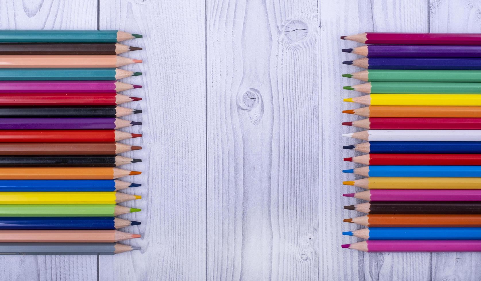 Luomo Inizia A Disegnare In Un Quaderno Per Disegnare Matite Colorate Su  Uno Sfondo Blu Di Legno - Fotografie stock e altre immagini di Affari -  iStock