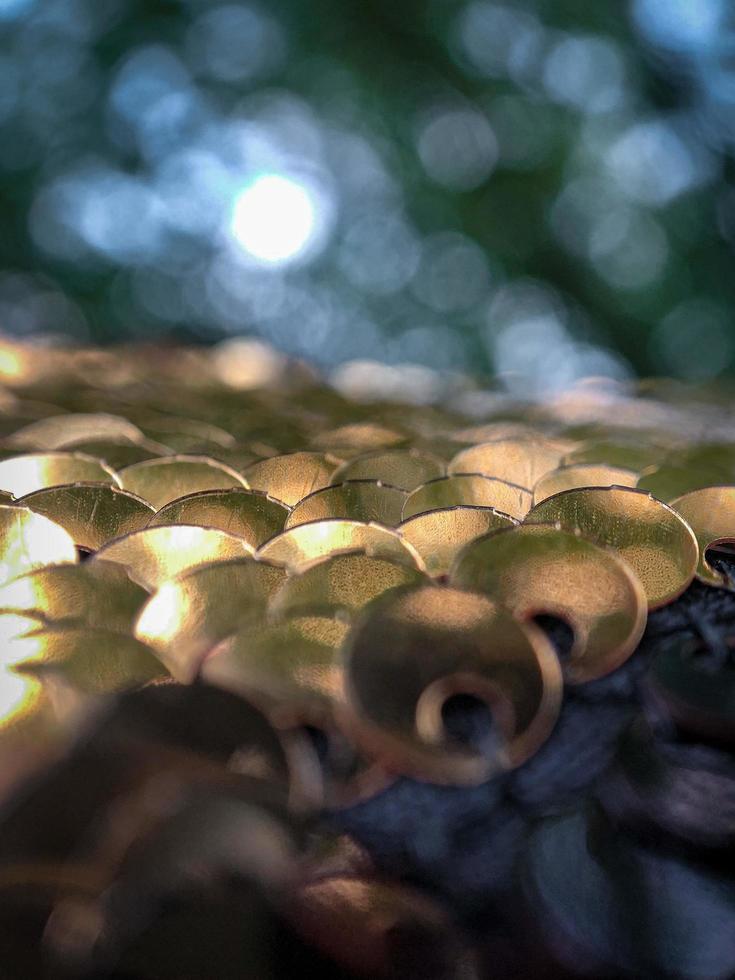 decorazioni a forma di cuore d'oro su superficie di legno marrone foto