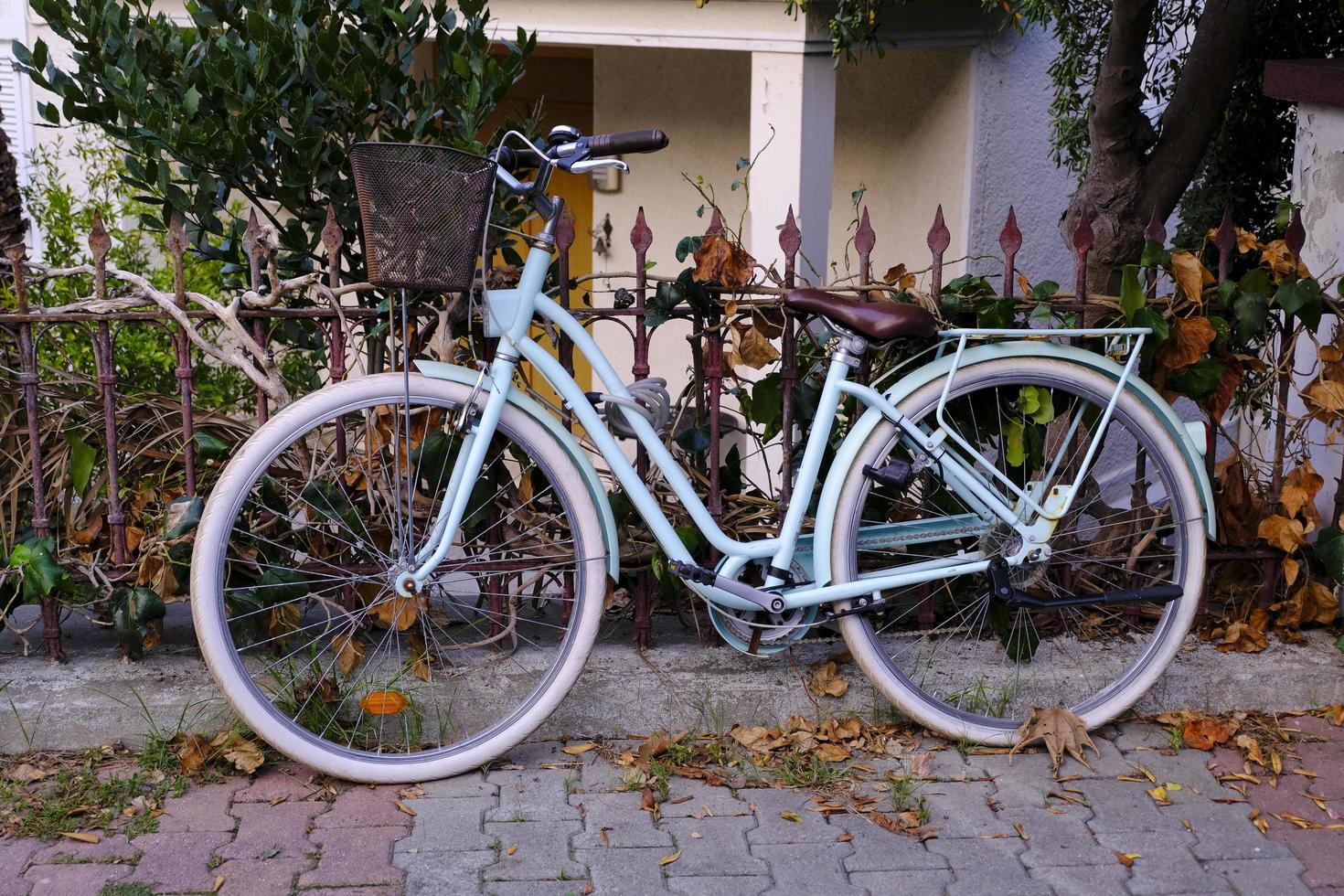 bicicletta da città in strada burgazada foto