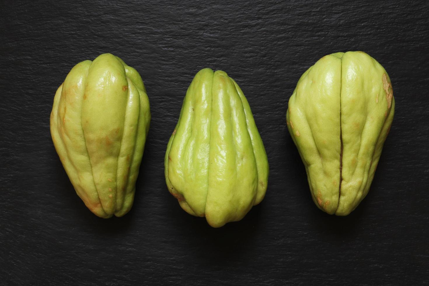 tre chayote su ardesia foto