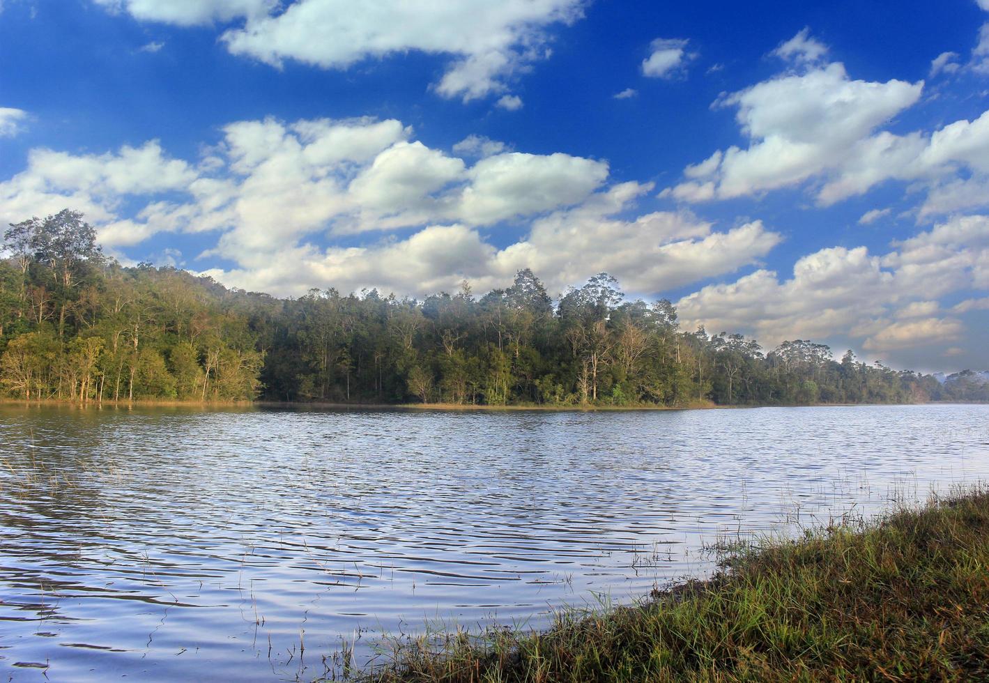 lago con cielo azzurro e nuvole foto