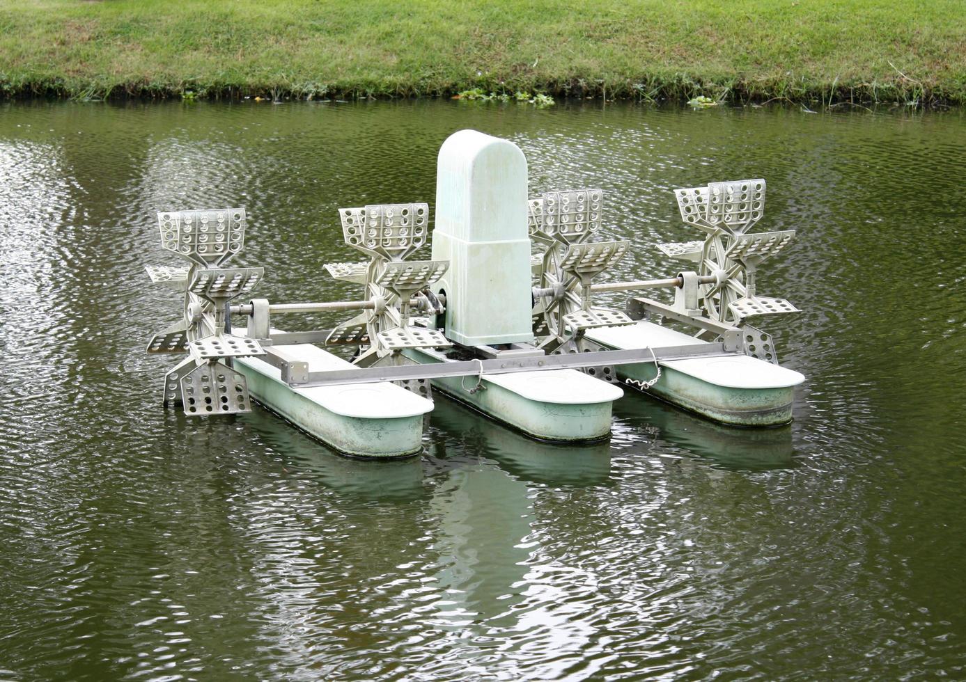 mulino ad acqua nel lago del parco foto