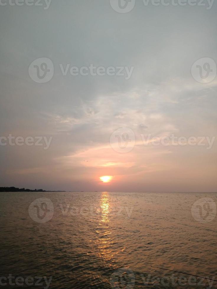 bellissimo tramonto Visualizza su suradadi spiaggia foto