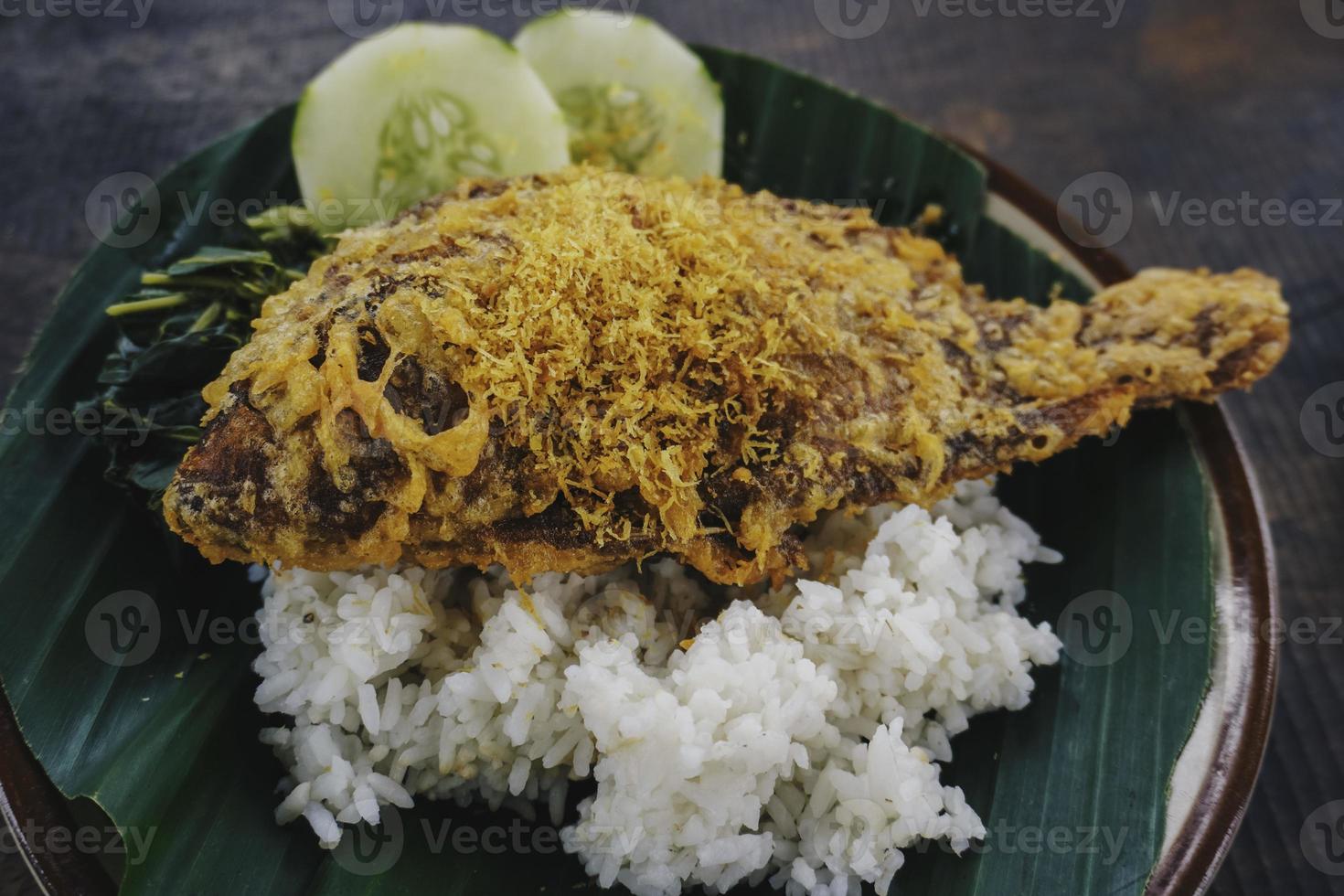 un' ritratto di un' fritte Tilapia pesce con Riso, verdure o lalapan, e chili salsa o Sambal foto