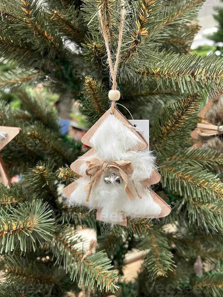 zero sciupare. eco Natale albero arredamento giocattolo - di legno pendente è decorato con pelliccia, nastro e campana, senza plastica. Perfetto soddisfare per pubblicità striscione, regalo carta o creativo progetti. foto