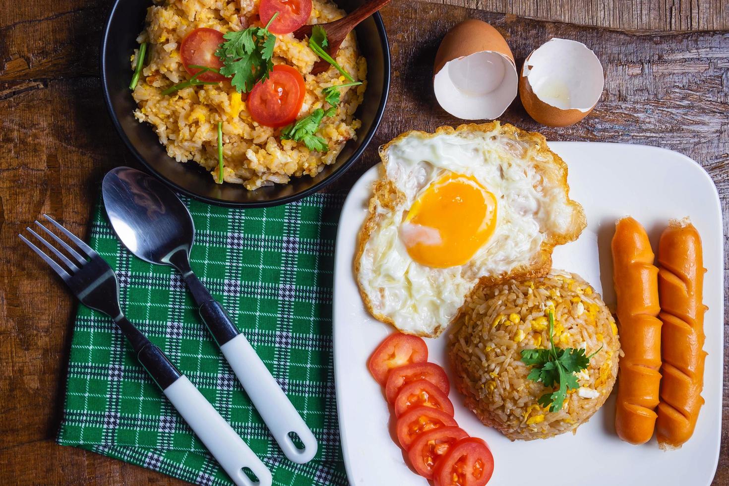 colazione su un piatto e una padella foto