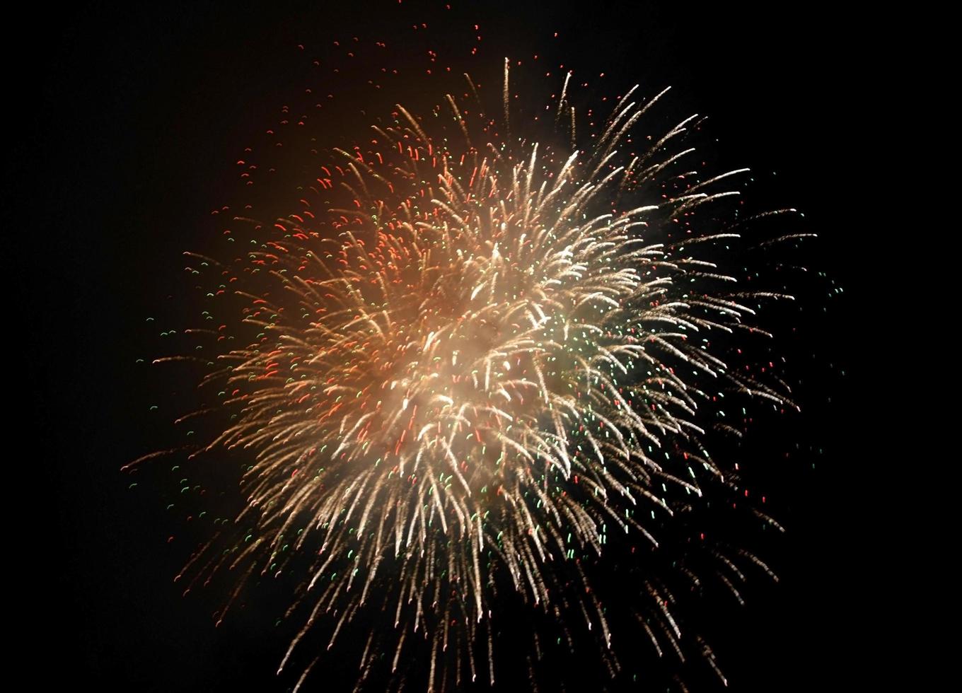 fuochi d'artificio d'oro nel cielo nero foto