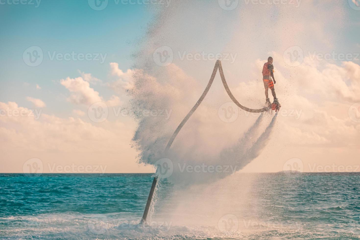 professionale professionista volare tavola ciclista nel tropicale mare, acqua gli sport concetto sfondo. estate vacanza divertimento all'aperto sport e ricreazione foto