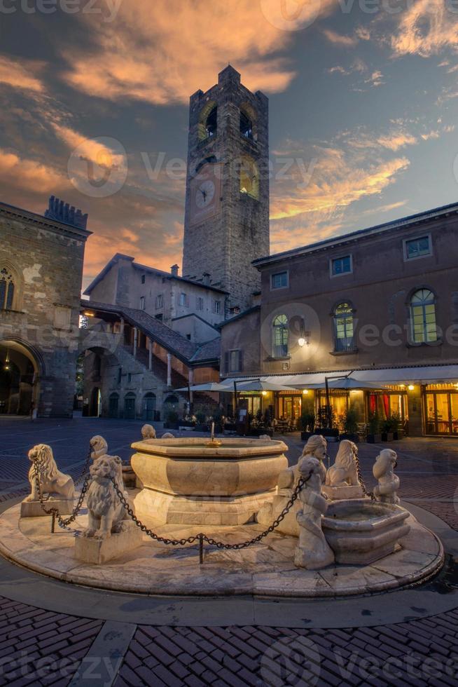 Fontana con Torre nel piazza vecchia nel bergamo foto