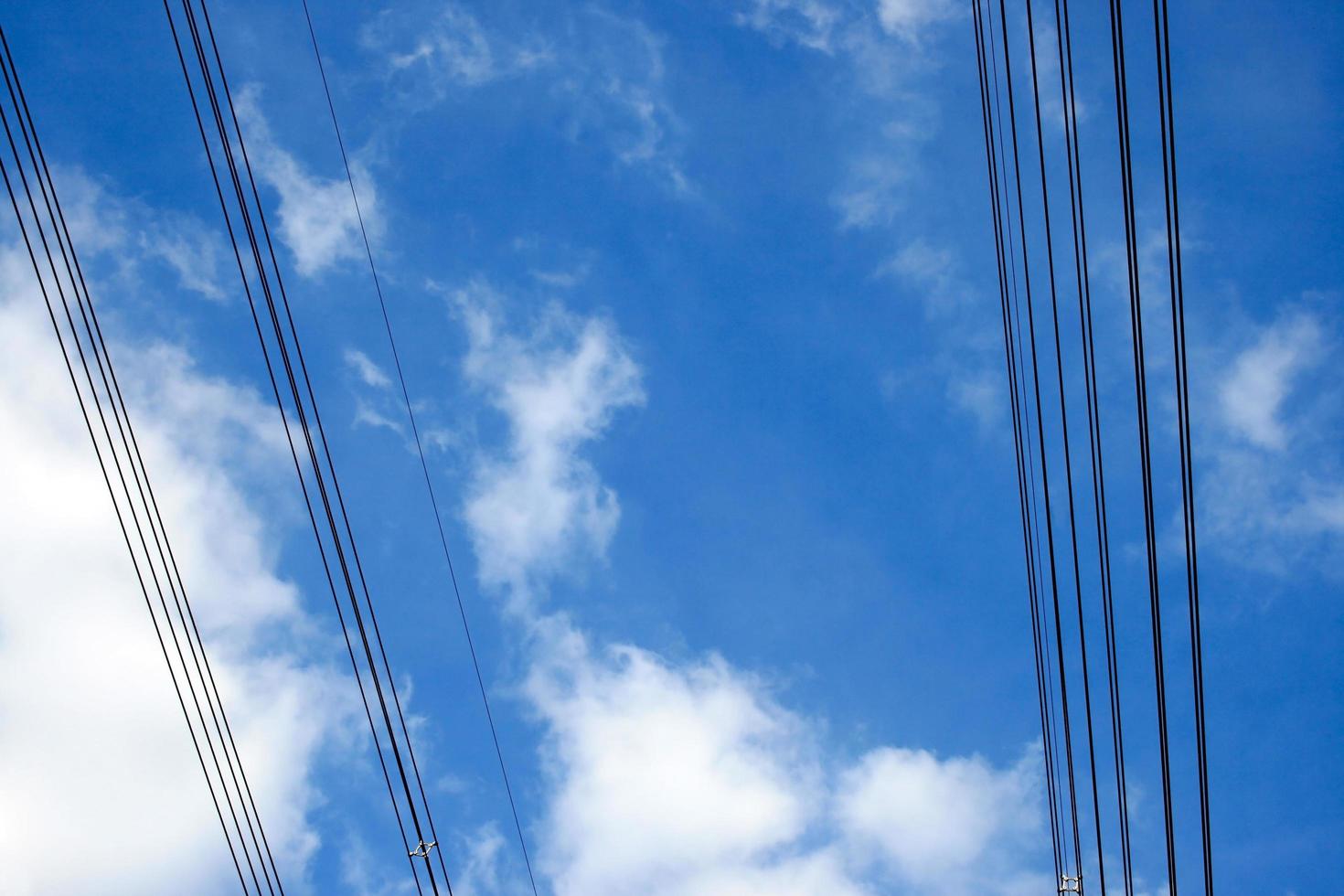 linee elettriche e cielo blu foto