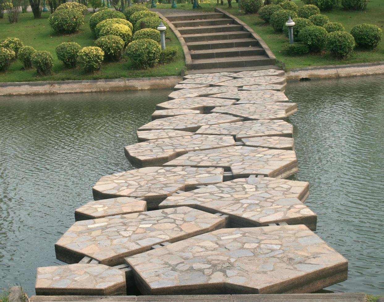 thailandia, 2020 - ponte di pietra nel bellissimo giardino foto