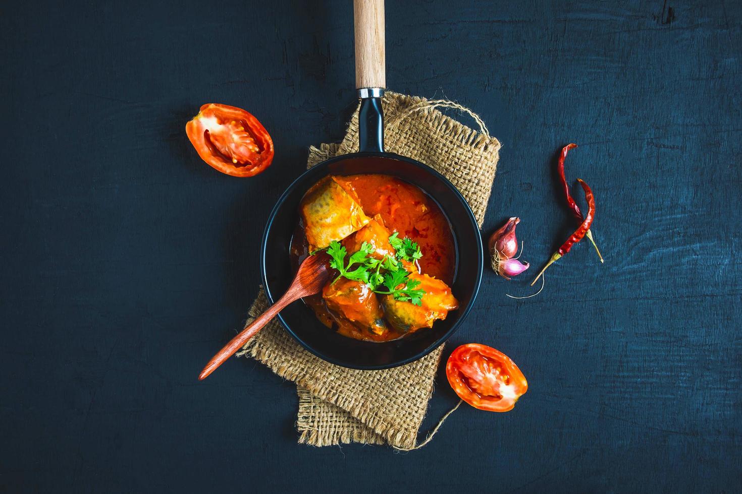 pesce con salsa di pomodoro foto