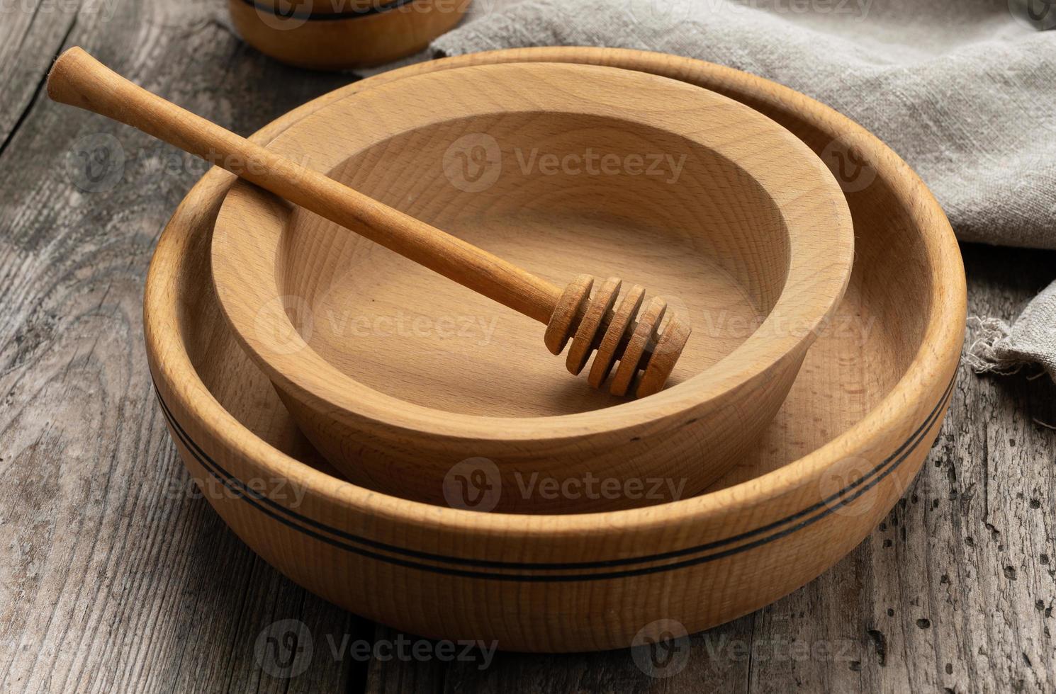 vuoto il giro di legno piatti e cucchiai su grigio tavolo foto