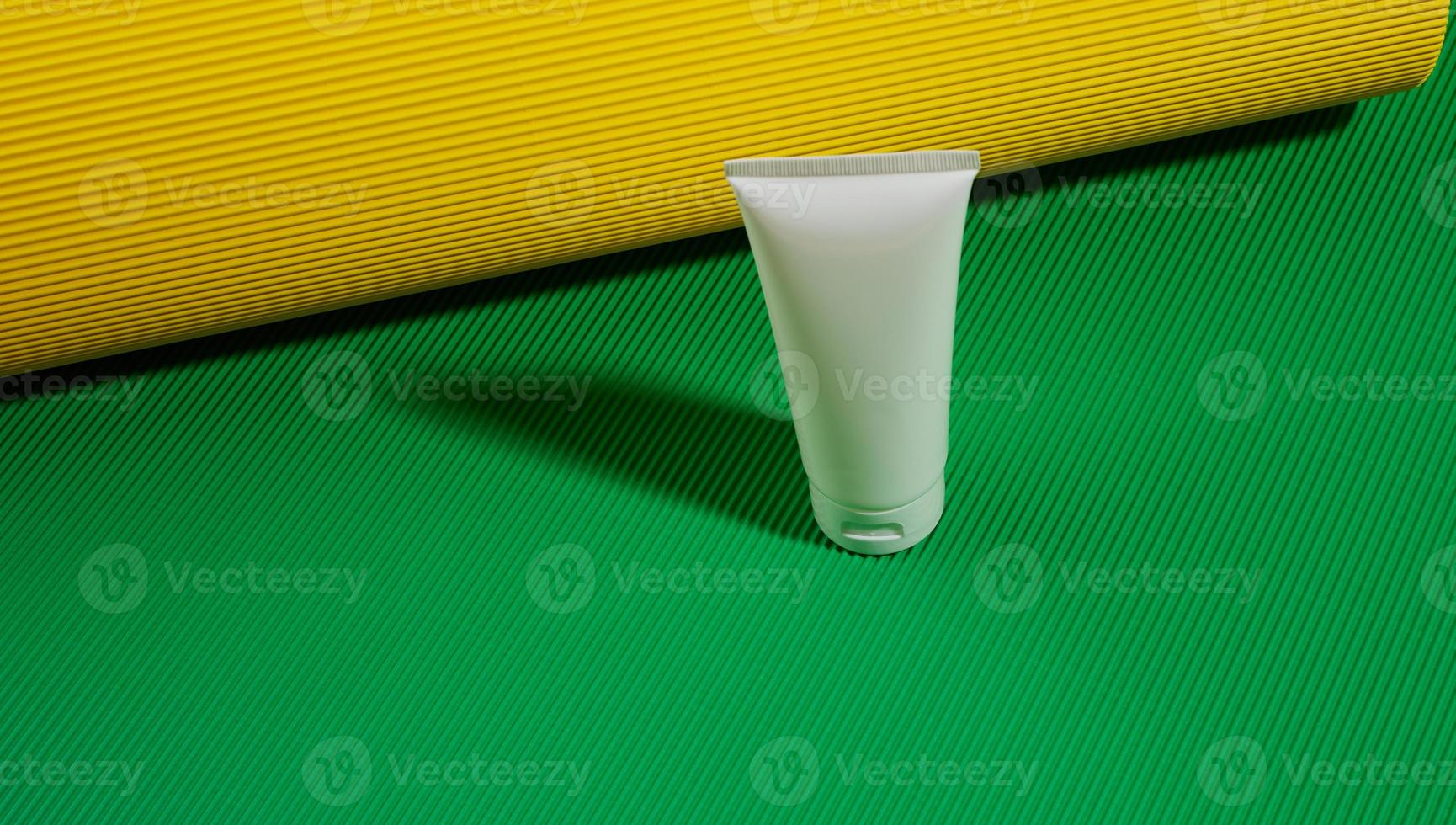 vuoto bianca plastica tubi per cosmetici su un' verde giallo sfondo. confezione per crema, gel, siero, pubblicità e Prodotto promozione, finto su foto