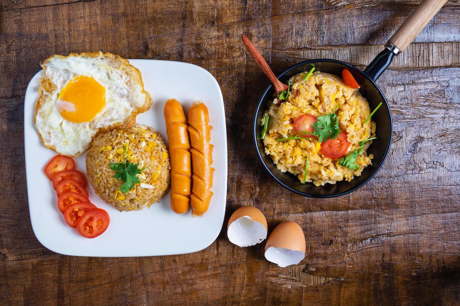 colazione spalmata sul tavolo foto