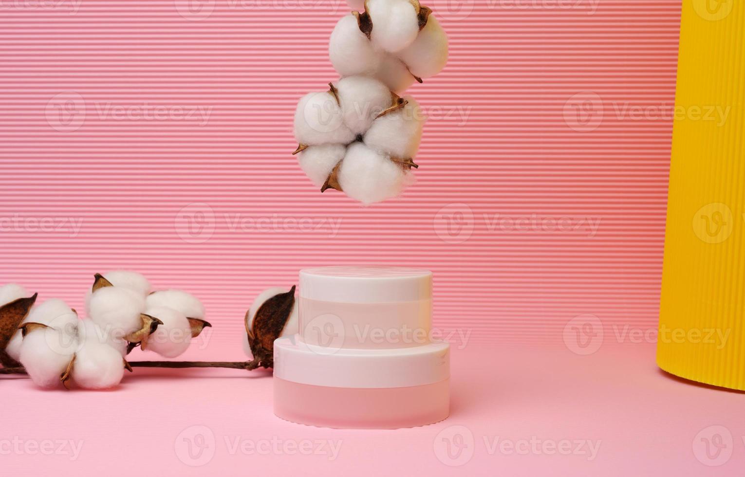bianca vaso per cosmetici su un' rosa sfondo. confezione per crema, gel, siero, pubblicità e Prodotto promozione, finto su foto