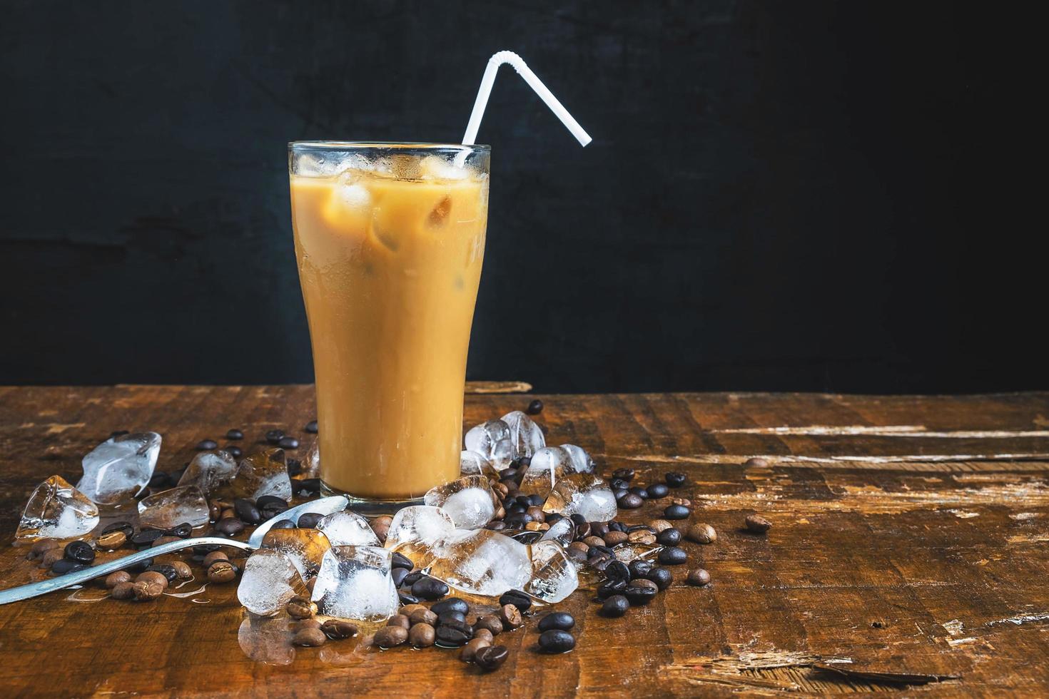 caffè ghiacciato sul tavolo foto