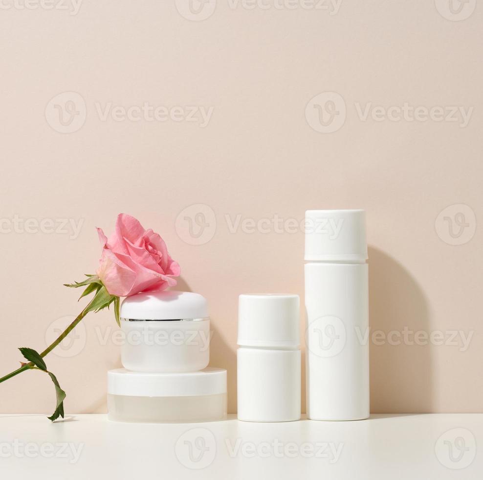 vuoto bianca plastica tubi e barattoli per cosmetici. confezione per crema, gel, siero, pubblicità e Prodotto promozione foto