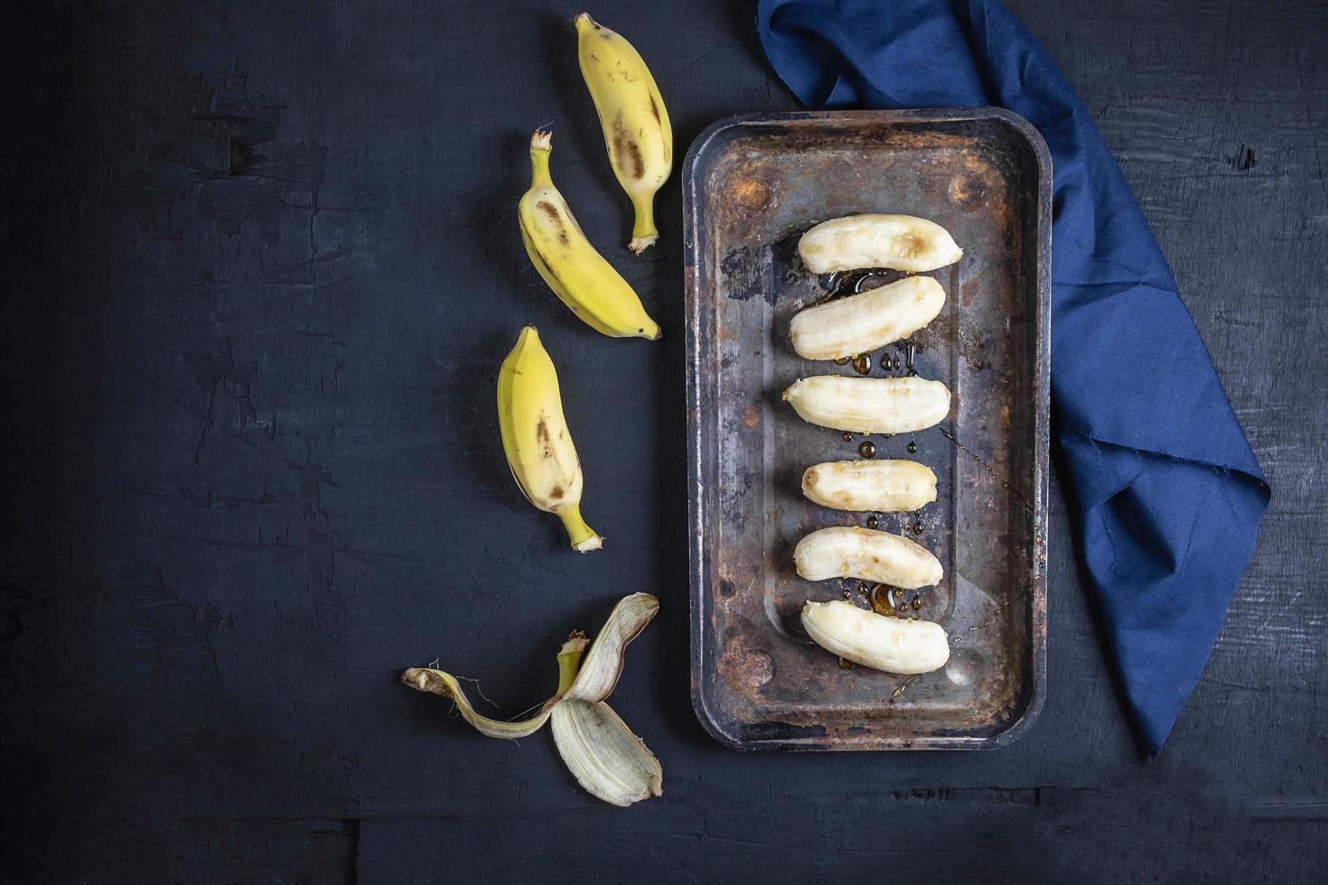 banane su sfondo nero foto