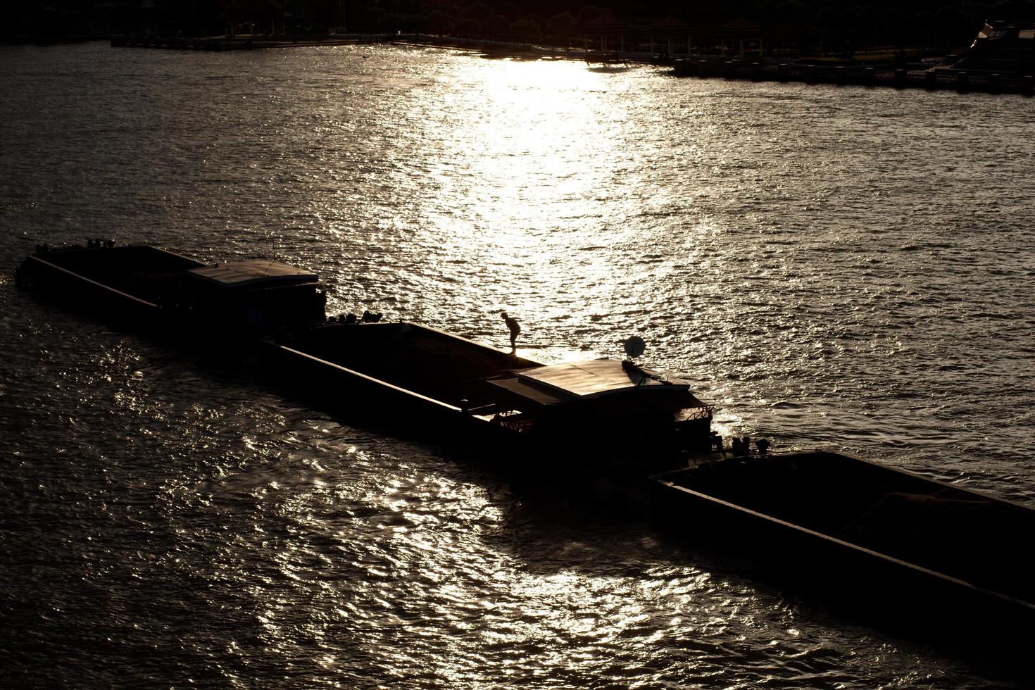 nave da carico al tramonto foto