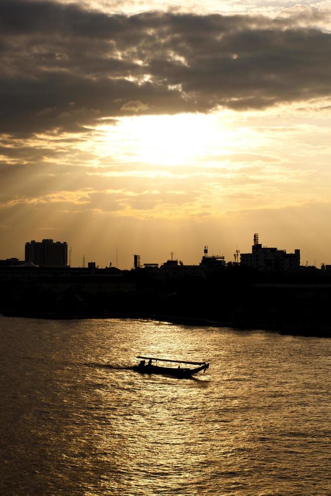 tramonto sul fiume foto