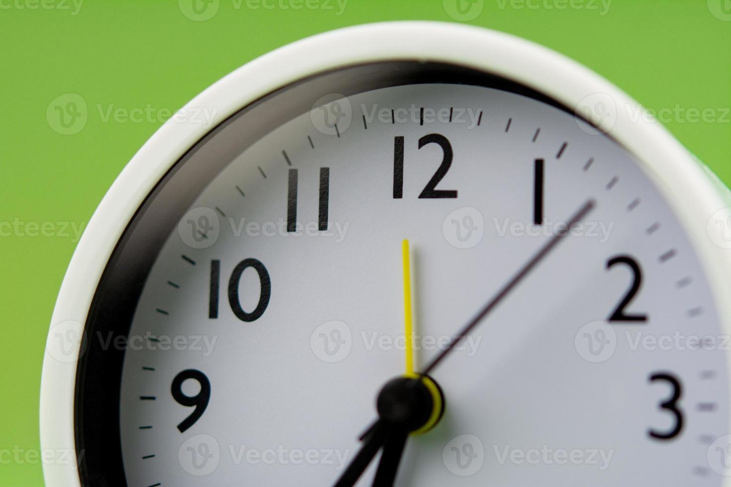 allarme orologio su verde sfondo, tempo concetto, orologio foto