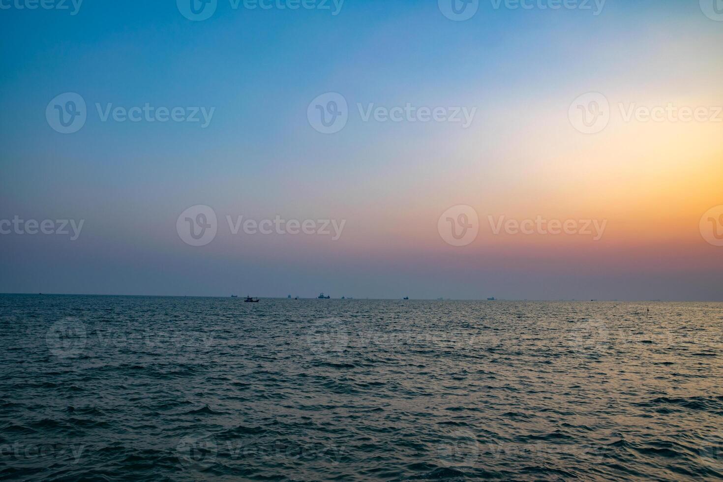 tramonto colorato in riva al mare foto