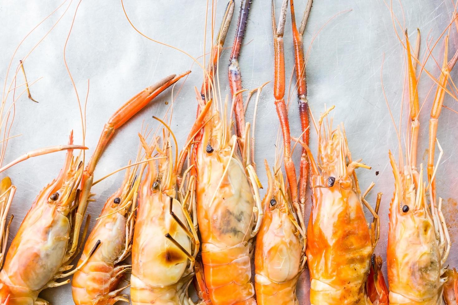 gamberi di fiume o gamberi di fiume grigliate di pesce alla griglia foto