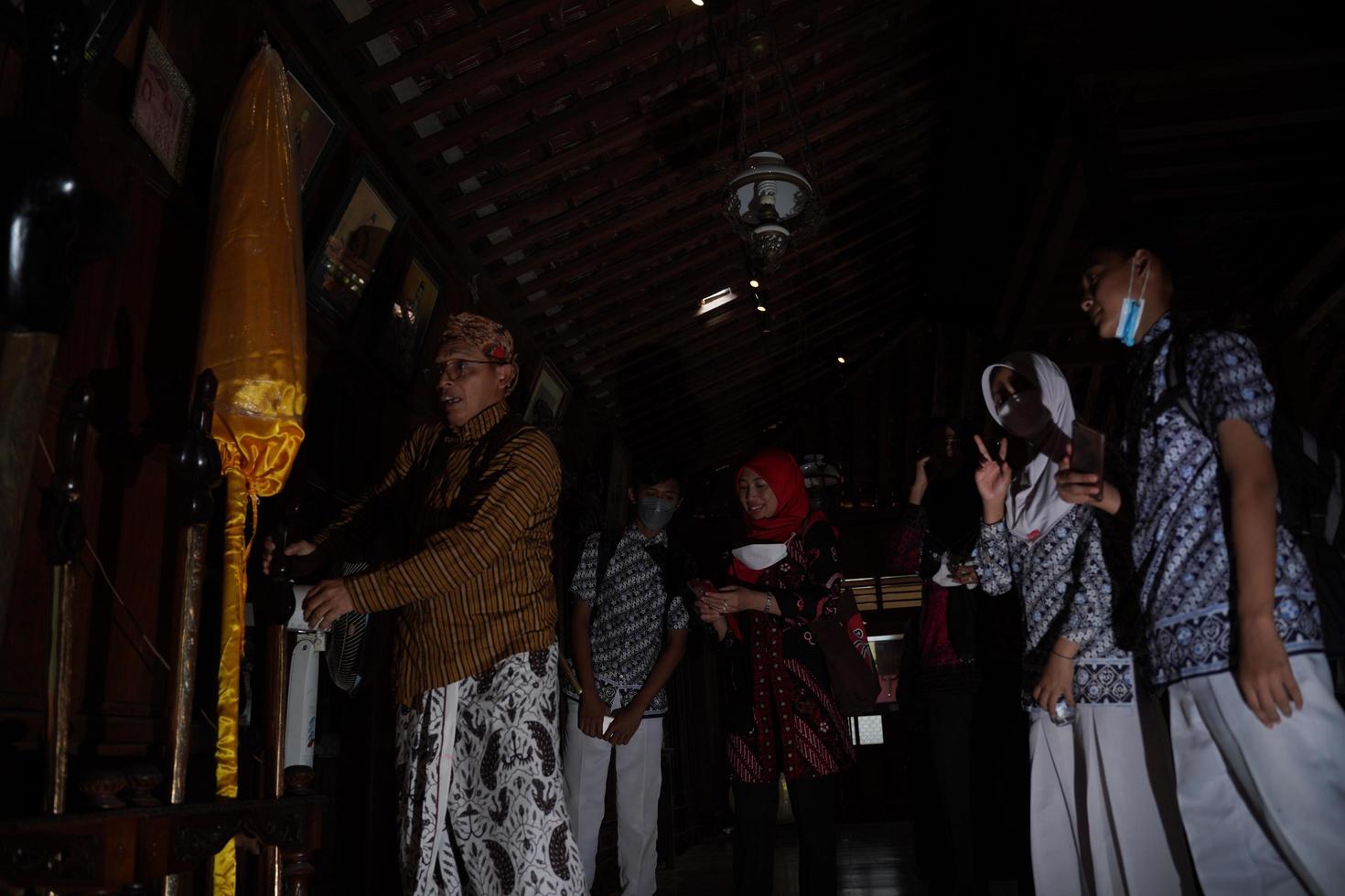 visitatori guardare a un' collezione di keris nel un' galleria. banto, Indonesia - 25 agosto 2022 foto
