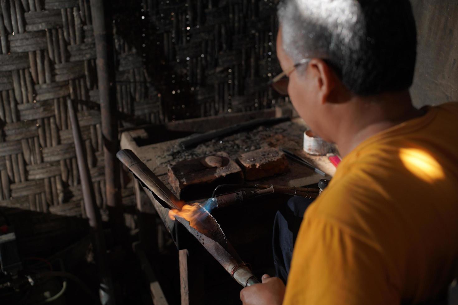 artigiani siamo fabbricazione keris nel il officina. giavanese tradizionale arma. banto, Indonesia - 25 agosto 2022 foto
