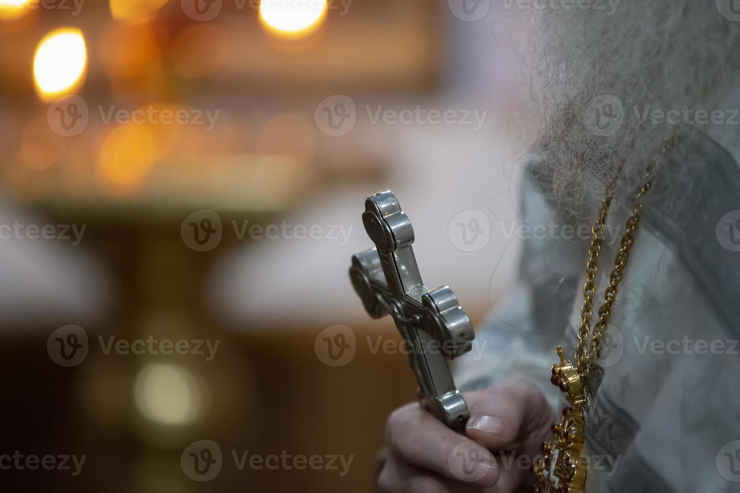 il mani di un' sacerdote con un' attraversare. fede e religione. foto